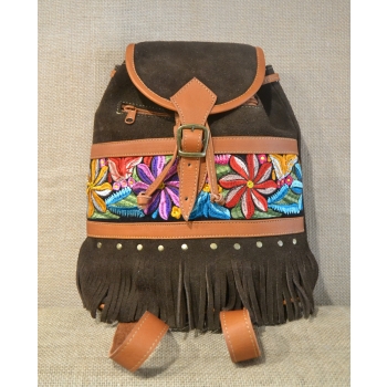 Plecak damski boho  ze skóry zamszowej  w kolorze brązowym z kolorowym kwiatowym  haftem.